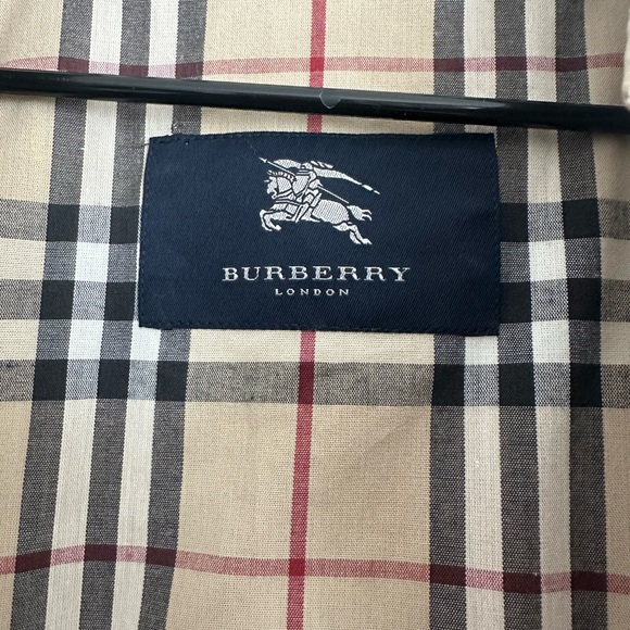 Burberry Women’s Classic Tan Trench Coat - Picture 5 of 16